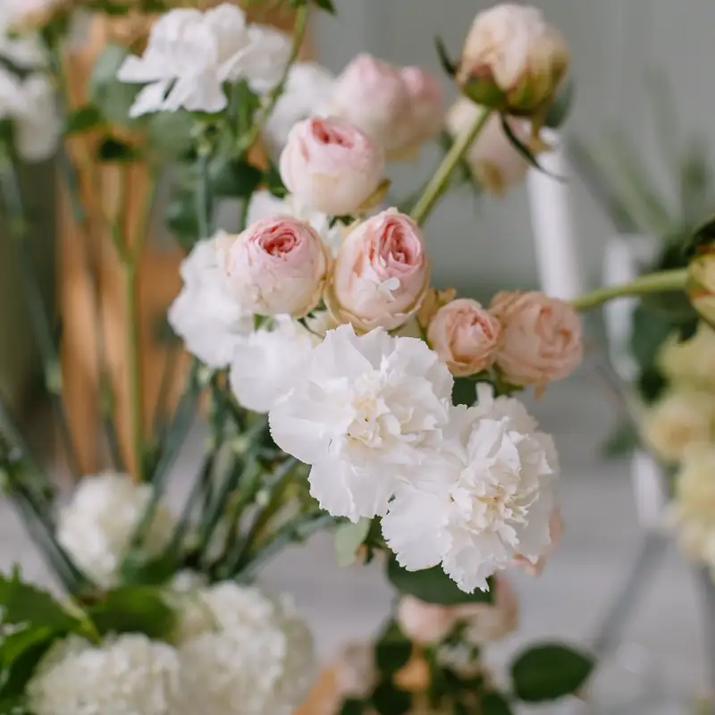 Aranjament floral pastelat pentru masa festivă de botez