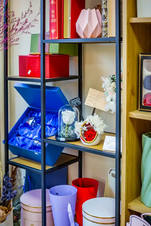 Raft cu cutii de cadou și obiecte decorative