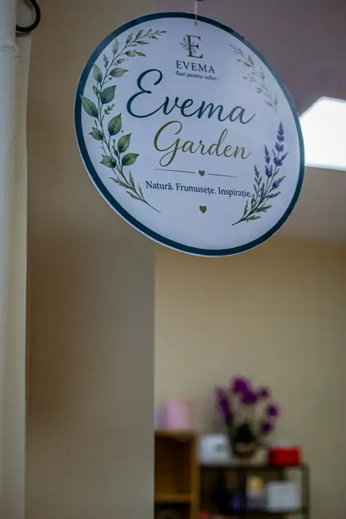 Sigla Evema Garden pe peretele magazinului