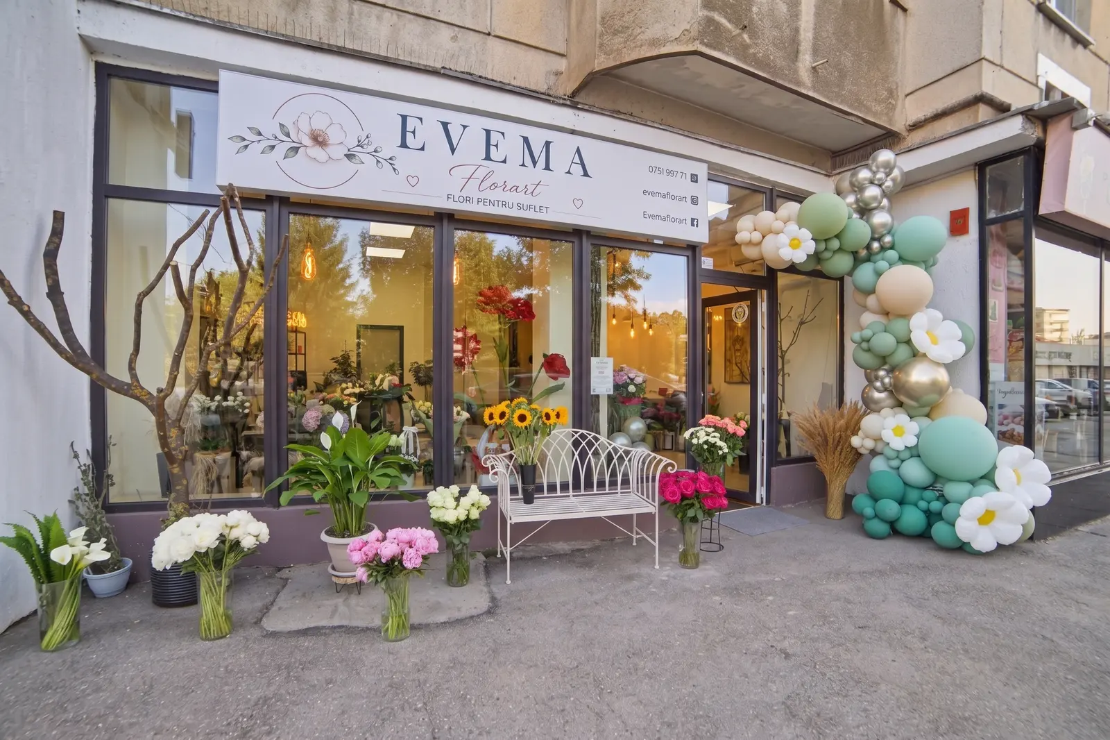 Magazinul EVEMA Florart de pe Bulevardul Uverturii nr. 83, decorat cu arcadă de baloane și flori
